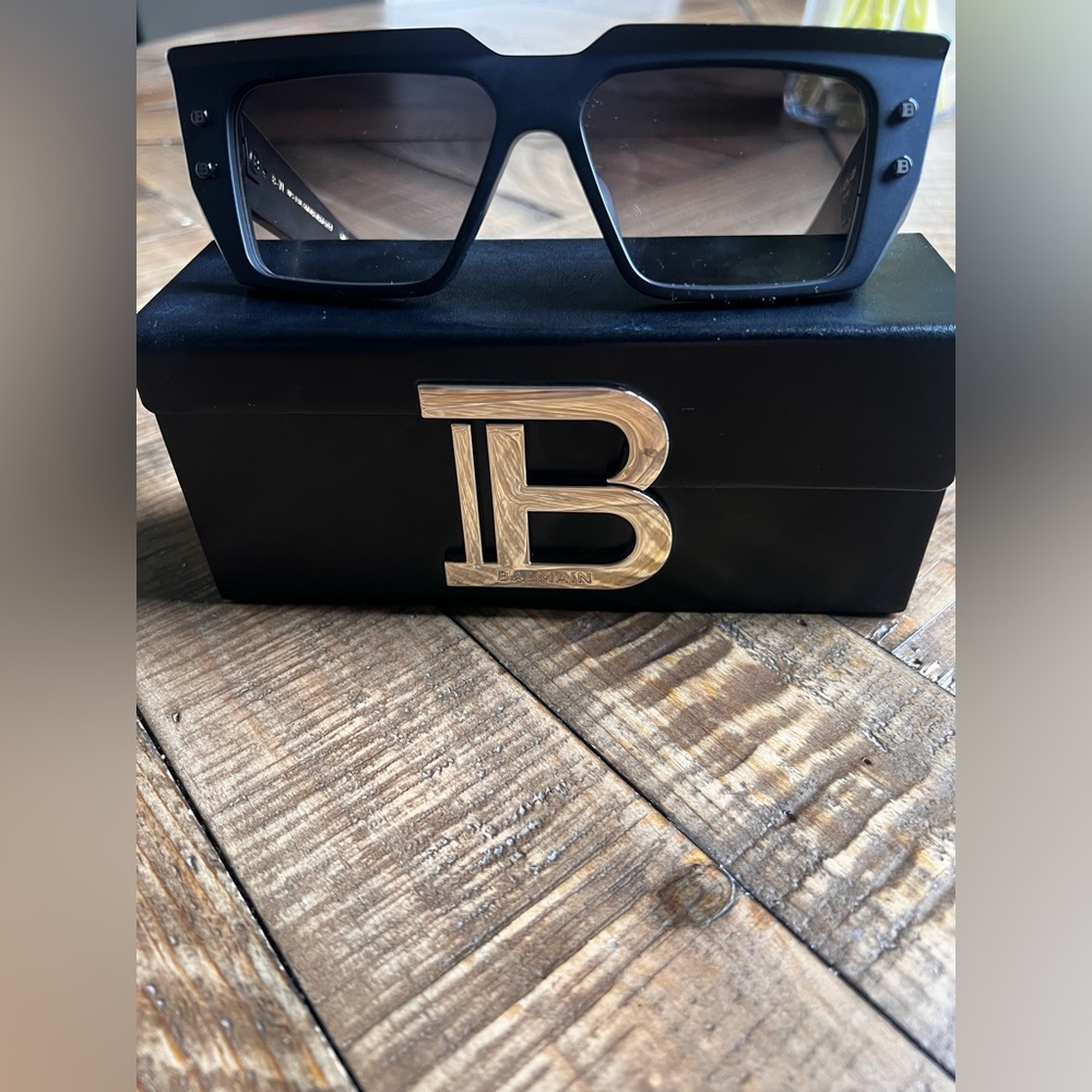 Balmain Paris Eyewear
BVI cat-eye frame sunglasses